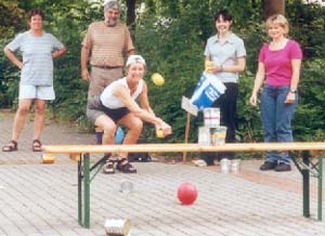 "Youngsters" beim Dosenwerfen