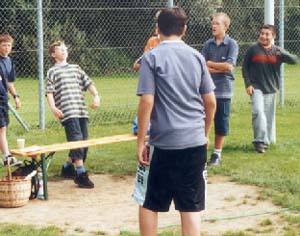 "Junkies" beim Kirschkernweitspucken