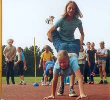 "Quietscheentchen 007" beim Schubkarrenrennen