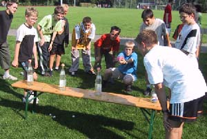 "Shorty's Skateboard Stuff" beim Tischtennisballschie&szlig;en